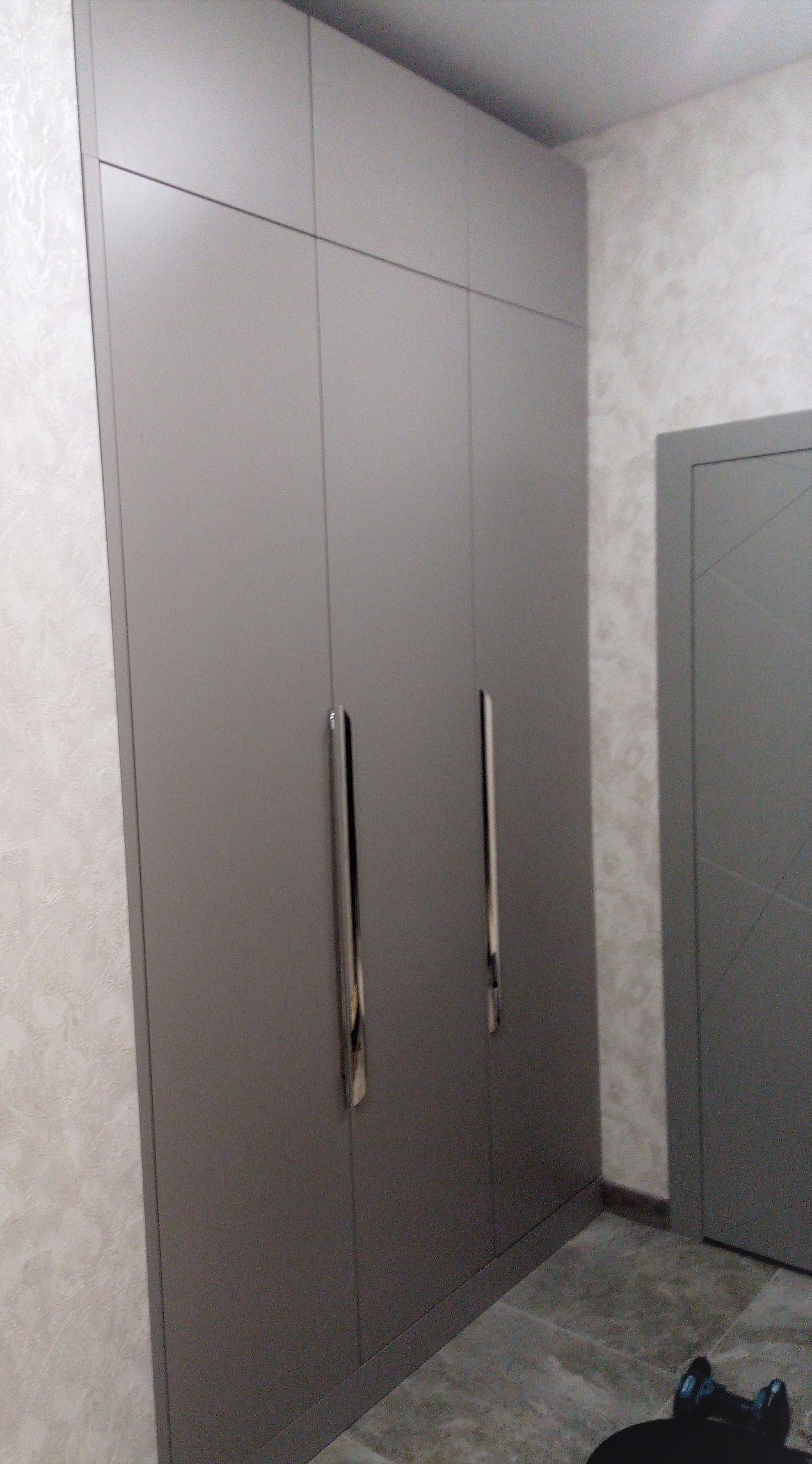 Встроенный серый шкаф 85